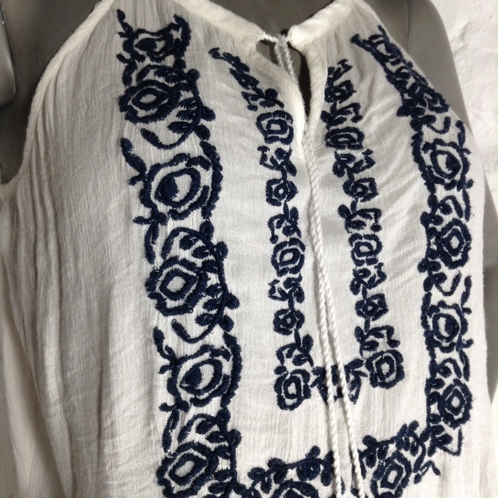 Old Navy embroidered sleeveless blouse - Picture 2 of 7